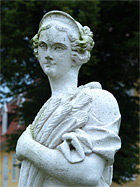 Skulptur im Vorgarten von Schloss Wotersen