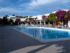 Blick auf den Pool der Hotelanlage Las Costas auf Lanzarote